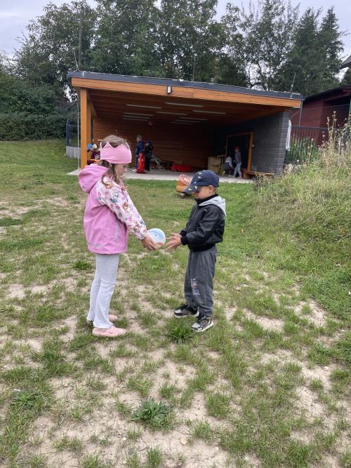 MOMENTKY ZE ŠKOLNÍ ZAHRADY 2.tř