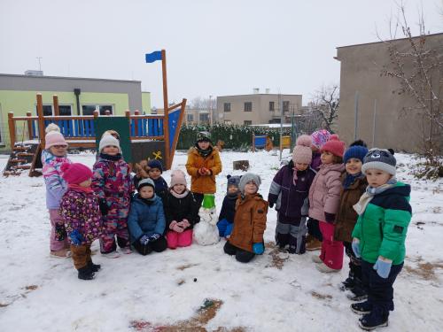 PRVNÍ SNĚHULÁK NA ŠKOLNÍ ZAHRADĚ