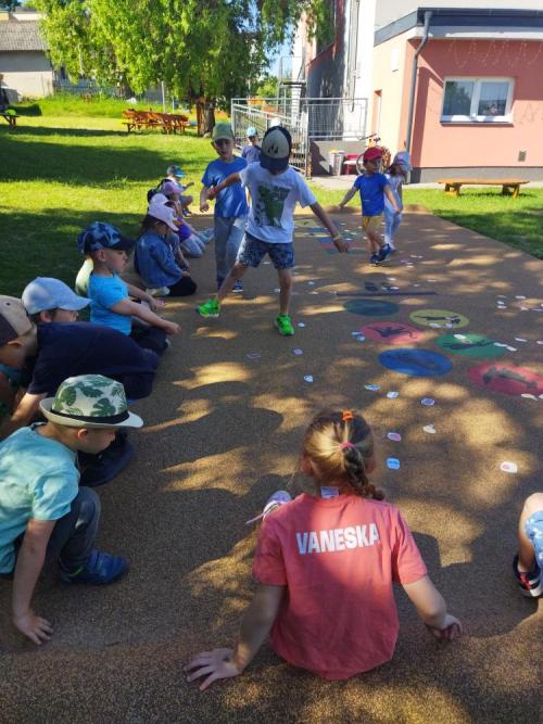 PÁTEČNÍ SPORTOVÁNÍ NA ZAHRADĚ - 1. A 2. TŘÍDA