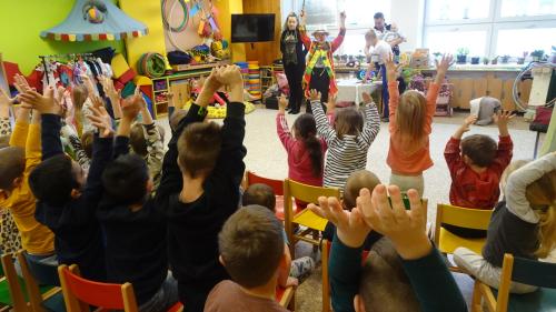 DO VESELÉ ŠKOLKY PŘIJEL CIRKUS