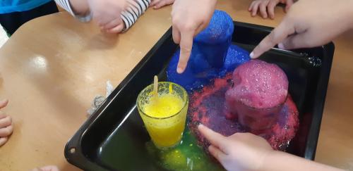 POKUSY A OBJEVY  - TVOŘÍME LEKTVARY MEDVÍDCI